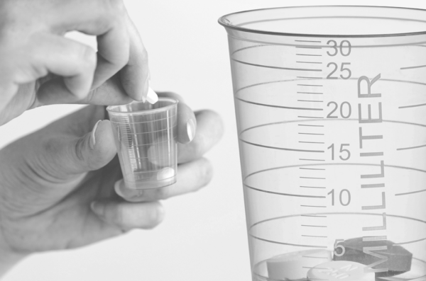 Kieliszki do podawania leków BIAŁE 30ml TRANSPARENTNE (90 szt.) HPM-01350 - obrazek 3